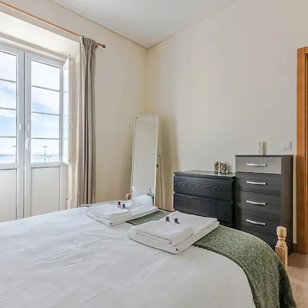 Very Sunny With Large Balcony 3rd Floor Lizbona
