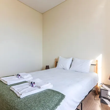 Very Sunny With Large Balcony 3rd Floor * Lizbona