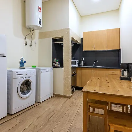 شقة Very Sunny With Large Balcony 3rd Floor