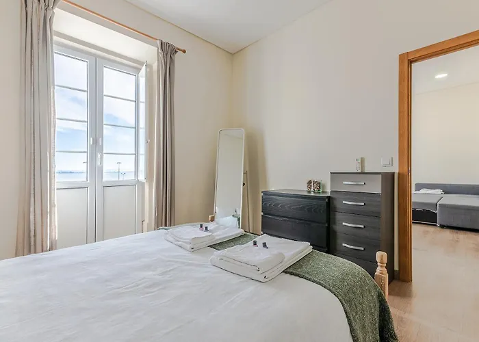 Very Sunny With Large Balcony 3rd Floor Lissabon
