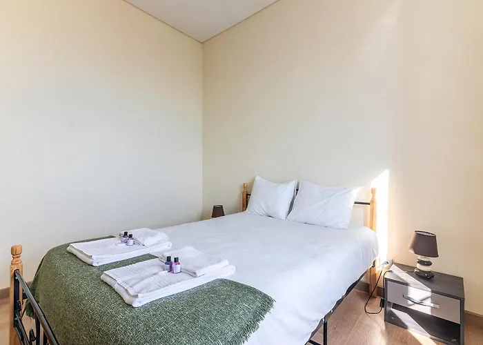 Very Sunny With Large Balcony 3rd Floor * Lisbon